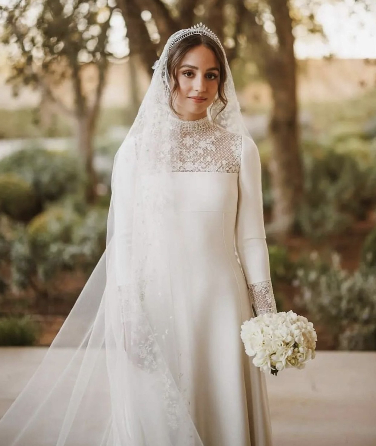 فستان ديور Dior للأميرة إيمان ابنة ملك الأردن يلفت الأنظار في حفل زفاف بسيط وإطلالة راقية